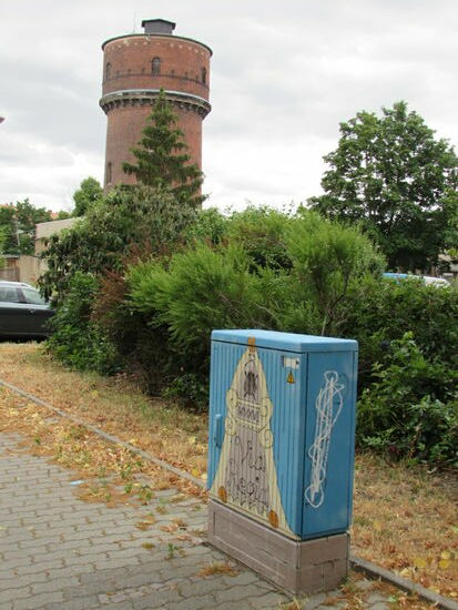 Der Wasserturm und ein Hinweis auf die Via Regia befinden sich am Ortseingang.