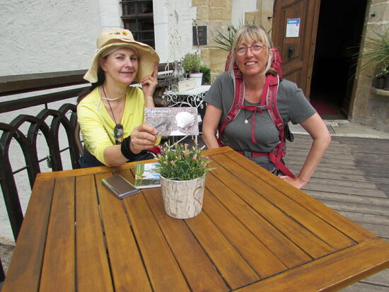 Am Schloss treffen wir Birgit aus Berlin. Wir haben uns nun schon häufiger getroffen und jetzt war es Zeit ein gemeinsames Foto zu machen.