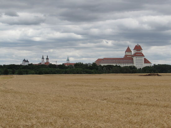 Dann ziehen wir weiter und schauen nach einer Weile nochmals zurück auf Wurzen. Die mächtigen Türme rechts im Bild sind Mühlentürme aus den 1920er Jahren. Auch heute werden dort noch Backwaren hergestellt.
