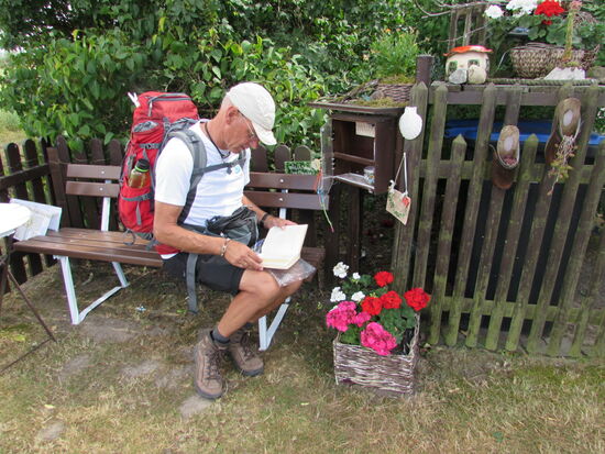 Am Ortseingang von Machern entdecken wir diese idyllische Bank, die uns zu einer Pause einlädt. Ein Gästebuch gibt es auch und wir tragen uns ein.