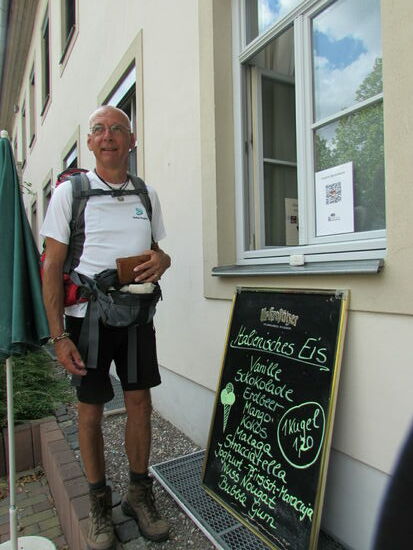 Hier wird am offenen Fenster Eis verkauft
