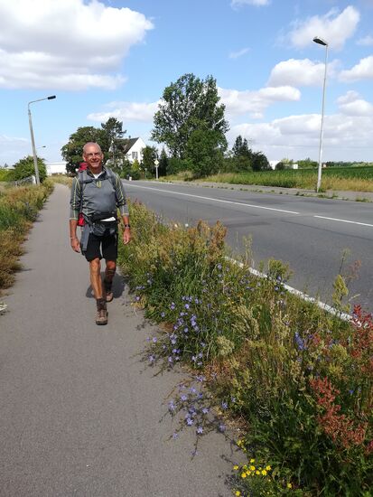 Wir gehen direkt neben der Straße in Richtung Leipzig. Heute ist es extrem windig, das macht das Gehen anstrengend.