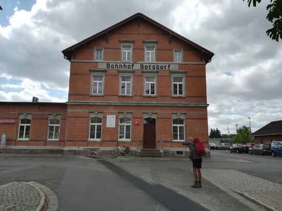 Nach über 7km auf Asphalt entlang der Straße beschließen wir den Rest der Strecke mit der S-Bahn nach Leipzig zu fahren.
Ein paar Stationen weiter stellen wir fest, das wir in der falschen Linie sitzen - nix wie raus. Ach ja, so ist das wenn man vom Dorfe kommt 
Somit pilgern wir die letzten 4km in die Stadtmitte.