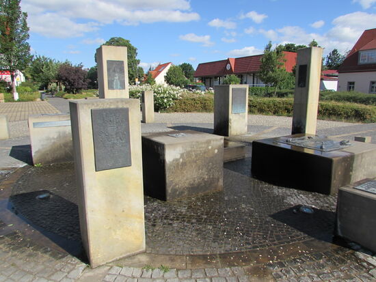 Auf dem Schloßplatz ist ein besonderes Wasserspiel zu sehen.