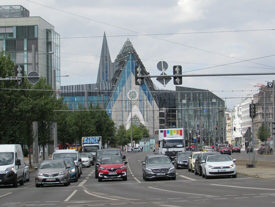 Wir nähern uns der Altstadt und blicken auf das Unicampus von Leipzig.