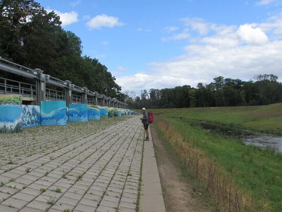 Hier wurde ein Stauwerk kunstvoll mit Grafitti gestaltet.
