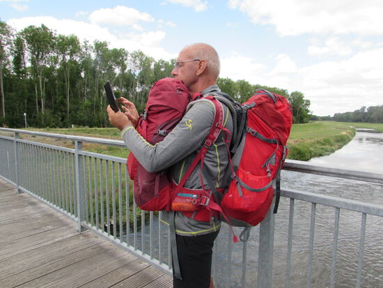 Matthias trägt nun beide Rucksäcke