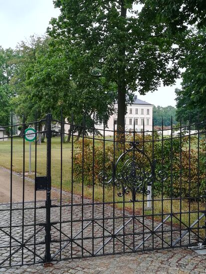 Das Schloss von Dölkau können wir nur als Zaungäste betrachten, denn es ist in Privatbesitz.