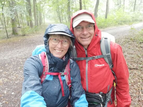 Gut gelaunt durch den Wald.