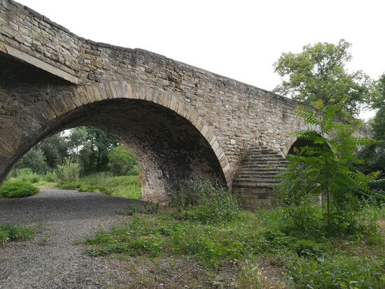 Die hohe Brücke ist eine historische Brücke kurz vor Merseburg