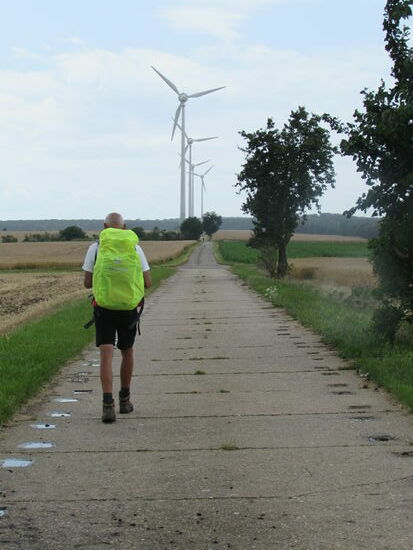 Nun geht es schier endlos auf Betonplatten weiter. Das ermüdet die Füße total und ist ziemlich stupide.