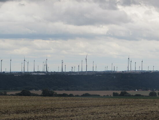 In der Ferne unzählige Windräder