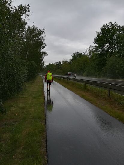 Dann beginnt es zu Regnen und wir müssen einige Kilometer parallel zur Bundesstraße laufen - nicht schön