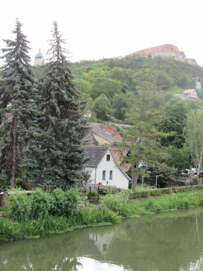 Blick auf die Unstrut und das Schloss Neuenburg