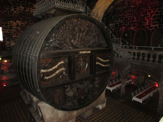 Das berühmte alte Eichenfass. Es ist aus 25 Eichen hergestellt. Es hat ein Fassungsvermögen von 160000 Flaschen. Heute ist es ein Ausstellungsstück.