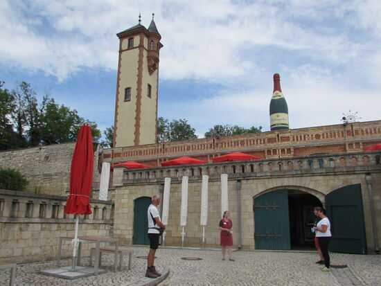 Am Ende der Führung bekommen wir noch eine kleine Flasche Sekt geschenkt.