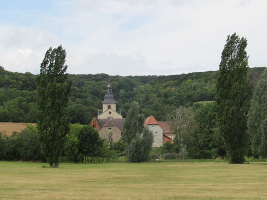 Auf einem gut ausgebauten Radweg gehen wir durch das Unstruttal und blicken auf kleine Dörfer. Wir gehen heute nur 11km und bummeln so dahin.