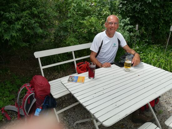 Bei einem kühlen Getränk genießen wir den Schattenplatz. Wir wollen auch gleich eine Unterkunft für heute buchen, was leider schwierig war. Vieles ist ausgebucht 
Wir beschließen es Vorort in Naumburg noch einmal zu versuchen.