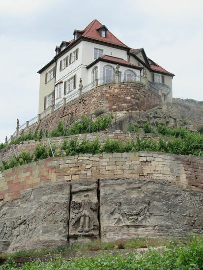 Hier kommen wir am steinernen Buch vorbei. Biblische Geschichten wurden im Stein verewigt.