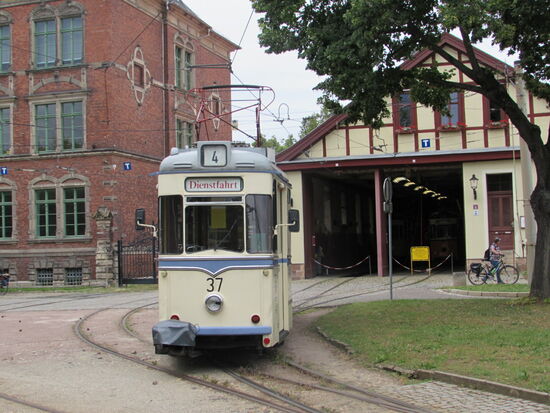 Kurz vor der historischen Altstadt von Naumburg sehen wir die historische Straßenbahn die noch immer im Betrieb ist.