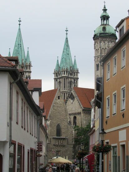Durch die Gasse blicken wir auf den imposanten Dom. Ringsum den Dom gibt es reichlich Cafés und kleine Souvenir Läden.