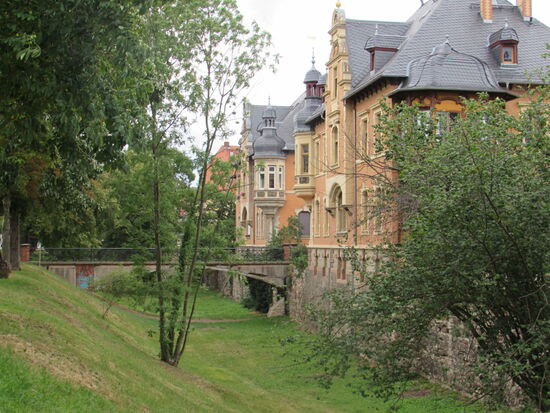 Wir bummeln weiter entlang der Stadtmauer mit den schönen Villen.