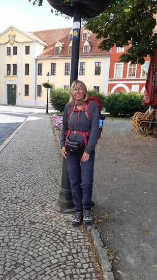 Auf dem Platz vor dem Dom sehen wir die erste Jakobsmuschel am heutigen Tag und wie jeden Tag lasse ich mich damit ablichten - ist halt ein Ritual