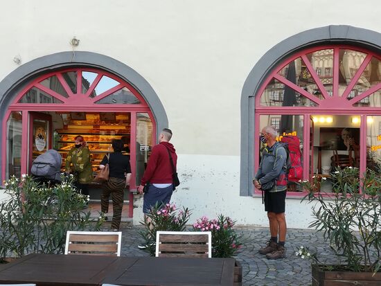 Ehe wir die Stadt Richtung Roßbach verlassen, kauft Matthias mit Abstand und Maske noch etwas Proviant für uns beim Bäcker ein.