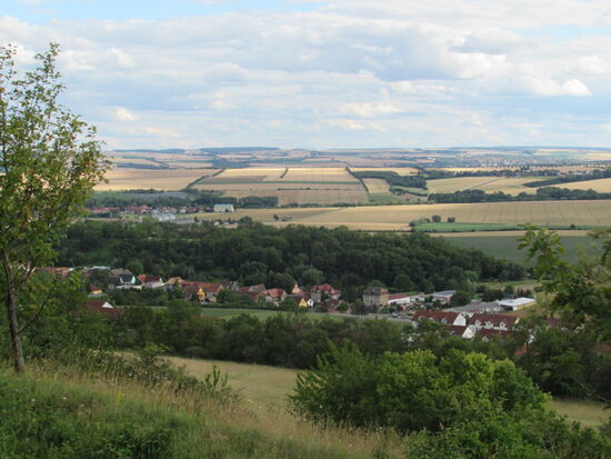 Oberhalb von Eckhardtsberga führt ein Wanderwege entlang der eine  schöne Aussicht auf das Umland und den Ort bietet.
