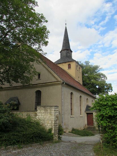 Die Kirche ist direkt nebenan