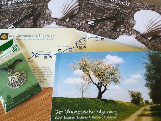 Pilgerausweis, Jakobsmuschel und ein weiteres Buch zum Pilger Weg - es kann losgehen 