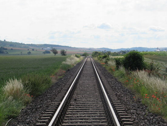 So schnurgerade wie die Schienen verlaufen heute oftmals auch unsere Wege.