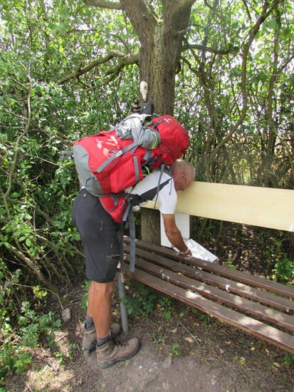 Irgendwo in der Feldmark entdecken wir diese Bank mit Postkasten. Darin ein Wandergästebuch. Pilger hinterlassen dort einen Gruß und ein paar freundliche Worte. Auch wir machen einen Eintrag.