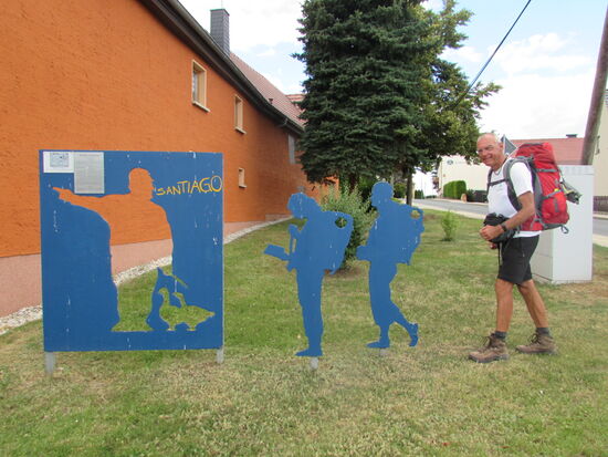 In Oberreißen finden wir diesen originellen Wegweiser.
Ein geöffnete Restaurant gab's auch. Die Chance haben wir genutzt.