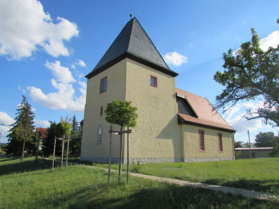 Dann endlich kommen wir nach 27km an der süßen, kleinen Kirche von Stedten an.