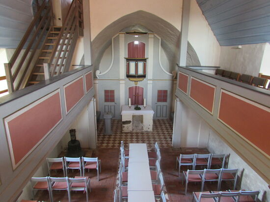 Die Holztreppe führt ins Pilgerlager