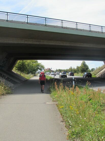 Die letzten Kilometer führen entlang der Straße. Wir nehmen den Straßenlärm nach der Zeit der Ruhe in der Natur besonders wahr. Die letzten 4km bis zur Altstadt fahren wir S- Bahn.