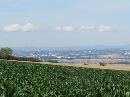 In der Ferne sehen wir schon Erfurt. Aber es wird noch 15 Kilometer und einige Stunden dauern ehe wir dort ankommen.