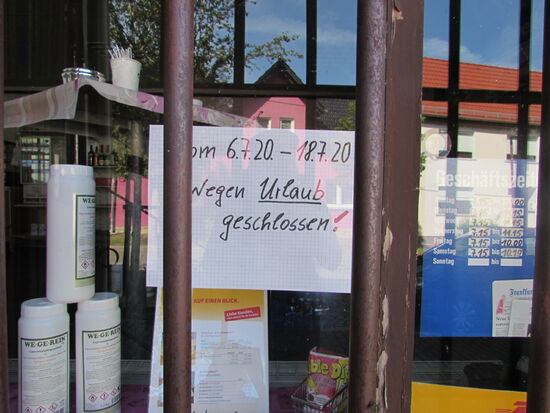 Das kleine Geschäft in Ollendorf ist geschlossen. Auch das Restaurant nebenan hat nur Do- So am Abend geöffnet. Wir sind frustriert 