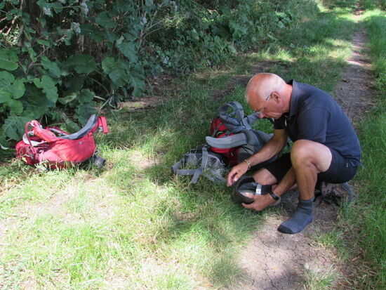 Nachdem wir über längere Zeit durch das hohe Gras gegangen sind, ist es Zeit die Stiefel und Socken zu säubern, alles pickst.