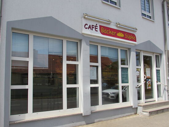 Dann leuchten unsere Augen - ein Bäcker der geöffnet hat. Kaffee, Kuchen und ein nettes Gespräch mit der Verkäuferin, das hebt die Stimmung  
Beim Bezahlen bekommen wir sogar einen Pilger- Rabatt.