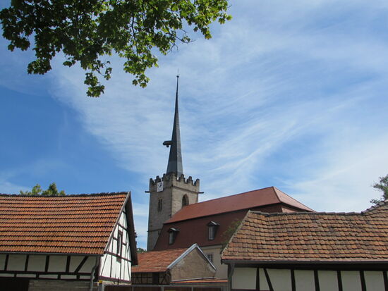 Der Kirchturm im Ort hat eine außergewöhnliche Form.