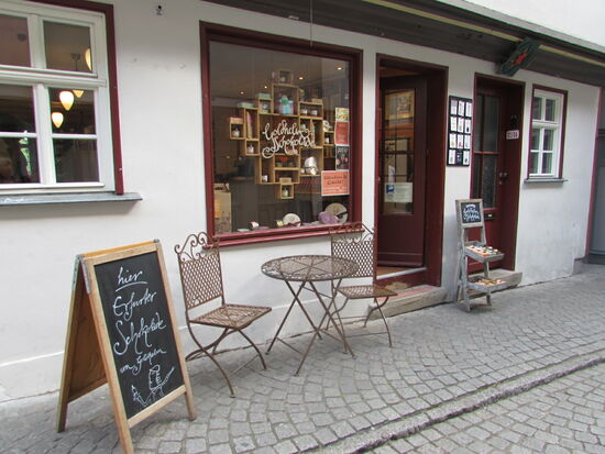 Viele kleine Geschäfte in denen oftmals regionale Spezialitäten angeboten werden.