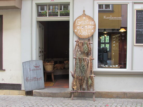 Schon von draußen kommen einem die vielen Gerüche der Gewürze entgegen.