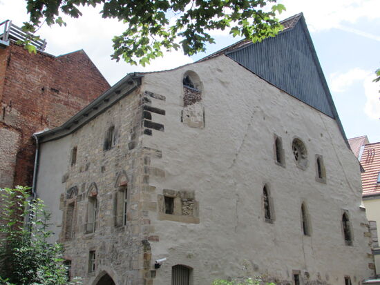 Eine weitere Außenansicht der Synagoge.