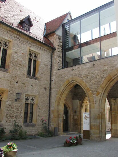 Heute wurde dem Kloster ein moderner Glasbau angefügt.