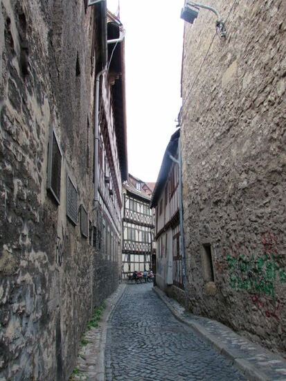 Wir schlendern weiter durch schmale Gassen