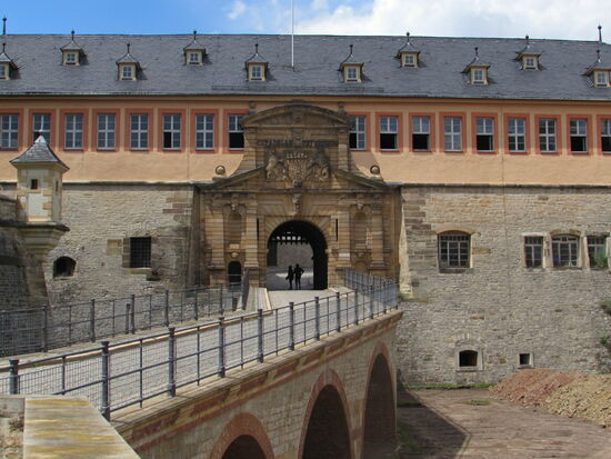 Die Brücke führt zum Peterstor der Zitadelle.