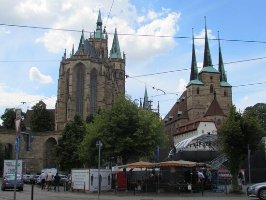 Der Dom und die Severin Kirche. Die Treppe mit ihren 70 Stufen die zwischen dem Dom und der Kirche hinauf führt, wird zur Zeit für die Aufführung von Opern genutzt. Der Dom ist ausserdem in Restauration, daher kann man das ganze Ensemble nicht in seiner ganzen Pracht sehen.