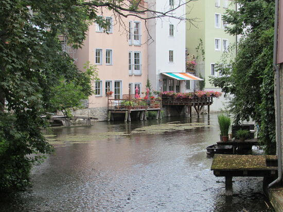 Auf unserem Streifzug durch die Stadt sehen wir immer wieder auch außergewöhnliche Terrassen entlang der Gera.